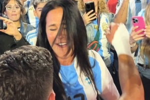 击败巴西+国家队处子球！朱利亚诺-西蒙尼赛后与母亲拥抱庆祝