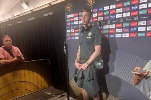 水果机电脑版-赛后帕尔默与埃斯特旺交换球衣，帕尔默把球衣装包里接受采访